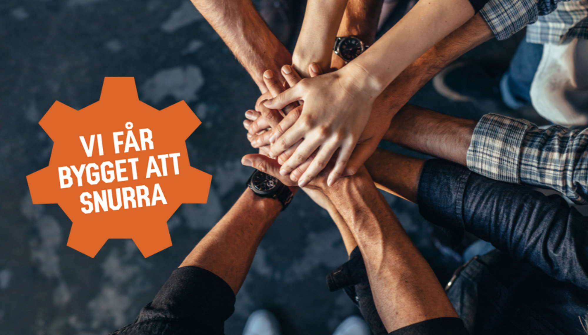 Bild på händer ovanpå varandra och ett orange kugghjul med texten "Vi får bygget att snurra" 