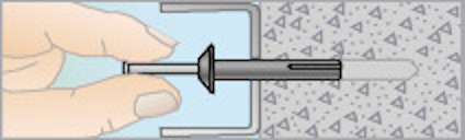 Hand sätter in en plugg i ett perforerat betongblock.