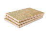 Tre staplade plywoodskivor mot vit bakgrund.
