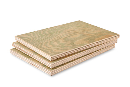 Tre staplade plywoodskivor mot vit bakgrund.