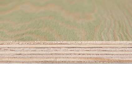 En närbild på kanten av en plywoodskiva med flera lager synliga.