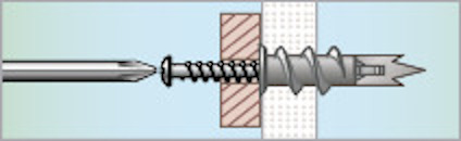 Utdragbar plugg insatt i vägg med skruv åtdragen, visar montageprocessen.