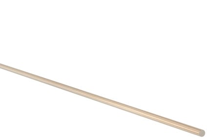 En lång, smal träpinne mot en svart bakgrund.
