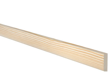 Trälist i ljus furu med naturliga ådringar, visad mot en svart bakgrund.