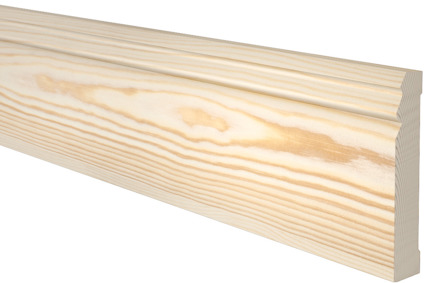 Dekorativt trälistverk i ljus furu med naturlig träådring och profilerad kant.