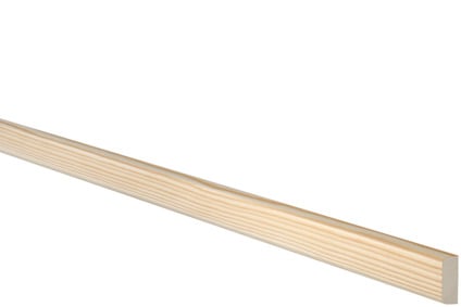 Lång, smal trälist i ljus färg mot svart bakgrund.