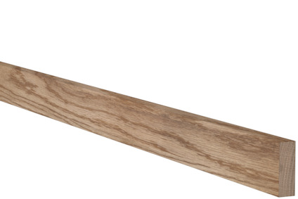 Rektangulär trälist i ljusbrun ek, med synliga ådringar, mot svart bakgrund.