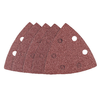 Fem rödbruna trekantiga sandpapper med varierande runda hål.