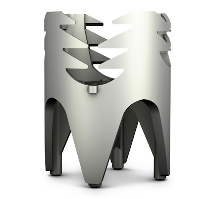 Grå plastdetalj med flikar och håligheter, konstruerad som en cylindrisk distans eller stödstruktur.