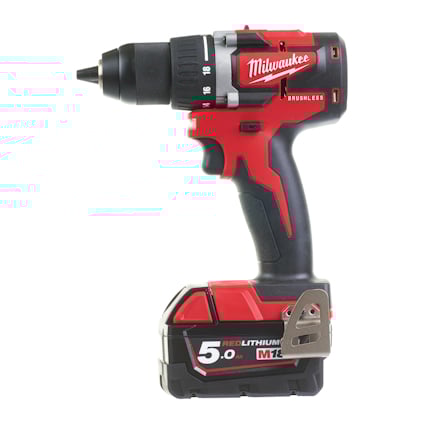 Röd och svart borrmaskin med märket "Milwaukee" och en laddningsbar batteridel märkt "REDLITHIUM M18".