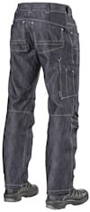 Person i mörka jeans med svarta skor, stående med ryggen mot kameran.