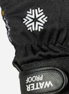 Svart tyg med ett vitt snöflingemönster. Texten "WATER PROOF" syns på remmen.