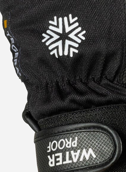 Svart tyg med ett vitt snöflingemönster. Texten "WATER PROOF" syns på remmen.