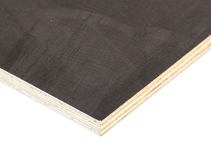 Brun formplywoodskiva med jämn yta och tydliga lager i tvärsnittet.