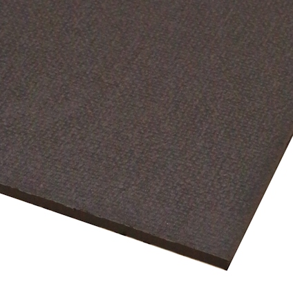Mörk slitskyddsplywood med texturerad yta och raka kanter.