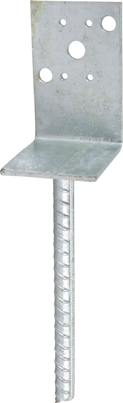 Metallisk stolpsko med vinklad platta och hål för montering, samt ett långt, räfflat skaft.