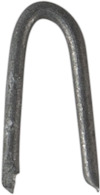 Grå metallhäftklammer med böjd form och spetsiga ändar. Placeras mot grå bakgrund.