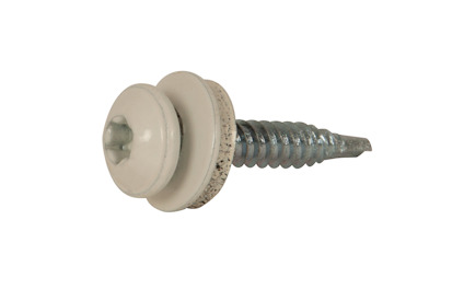 Skruv med vit bricka och gängad metallkropp, liggande på sidan mot en ljus bakgrund.