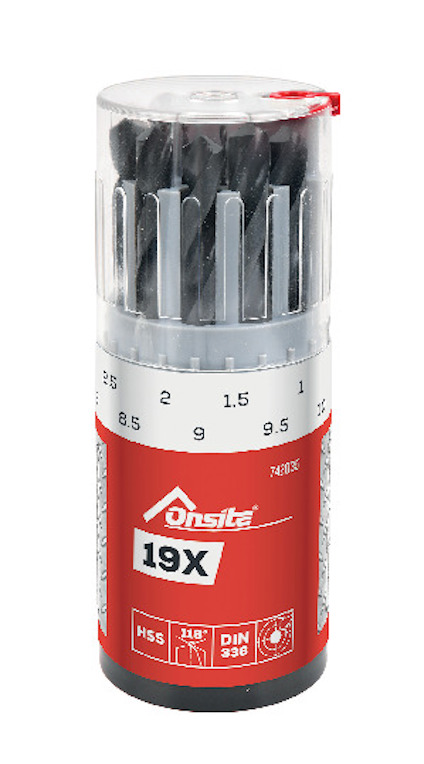 Borrkassett med 19 olika HSS-borrar i genomskinlig cylindrisk förpackning med röd etikett och märkning.