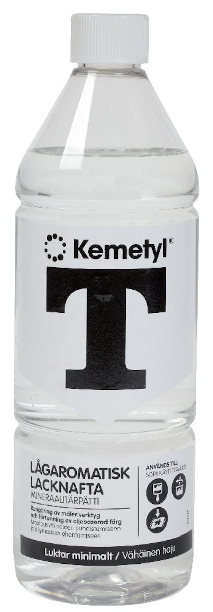 En transparent plastflaska med etikett från Kemetyl, märkt med "LÅGAROMATISK LACKNAFTA" och text på fler språk.