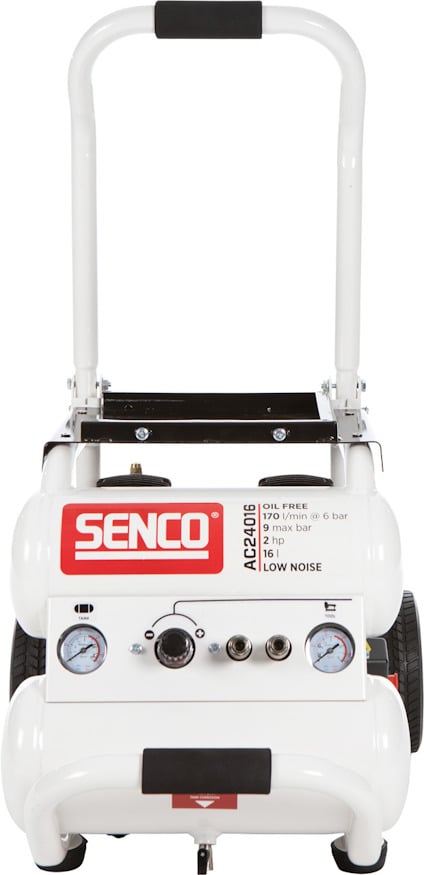 Luftkompressor Senco AC24016 med handtag och hjul, vit med röda detaljer och kontrollpanel framtill.