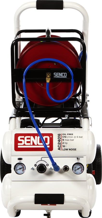 Vit Senco kompressor med röd slangrulle och en blå luftslang på framsidan.