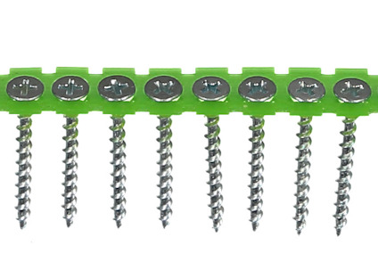 Bandade gipsskruvar med gröna plastremsor, avsedda för användning med träregel.