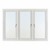 Vitt fönster med tre glasrutor i rad, varje med en separat glasdörr med handtag på sidan.