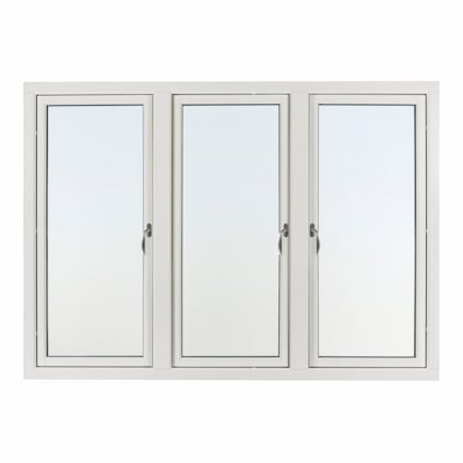 Vitt fönster med tre glasrutor i rad, varje med en separat glasdörr med handtag på sidan.