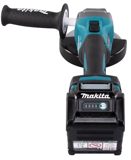 Vinkelslip av märket Makita med batteri och sidhandtag, sedd bakifrån.