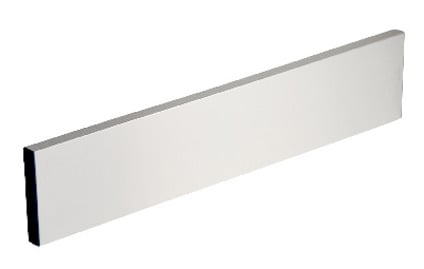 Rektangulär metallstång med svarta kanter och en slät, silverfärgad yta.