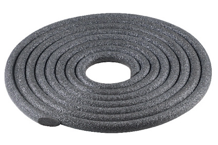 Grå, spiralformad isoleringslist i skumplast, virad i en tät ring.