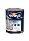 Burk med Nordsjö One Super Tech trälasyr för utomhusbruk, etiketten visar en husfasad och himmel med moln.