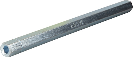 Sexkantig metallnyckel med ingraverad text "ESSVE" på ett betonggolv.