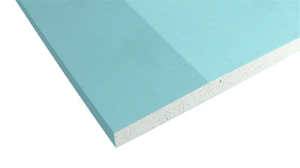 En ljusblå gipsskiva med en synlig vit kärna, fotograferad med skarp kant mot en svart bakgrund.