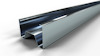 Metallprofil med U-formad design, mot svart bakgrund.