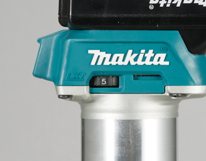 Makita multifräs med justeringsnummer 5 synligt på en grön bas.