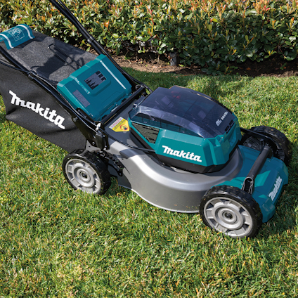 Blå och svart gräsklippare med märket "Makita" på gräsmatta.