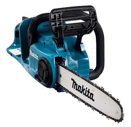 Blå och svart motorsåg med texten "Makita" på svärdet.