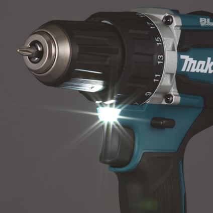 Batteridriven borrskruvdragare med LED-lampa, svart och blå design, siffermärkning på vridmomentinställningen.