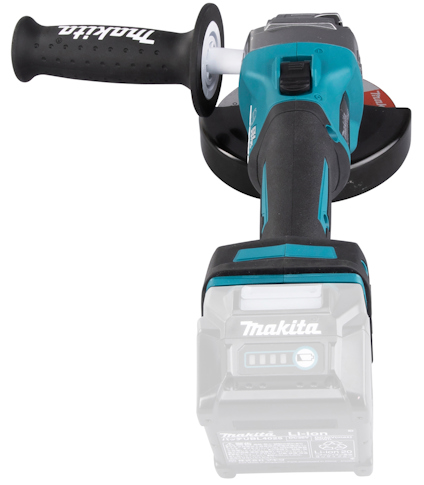 Handhållen vinkelslipmaskin med blå och svart kropp, märkt "Makita", med ett grepphandtag och synlig batteriplats.