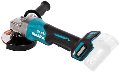 Vinkelslip från Makita med blå och svart kropp, sidohandtag och skugga av ett batteri.
