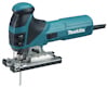 Elektrisk sticksåg från Makita med svart och blå design, kopplad med kabel och synligt sågblad.