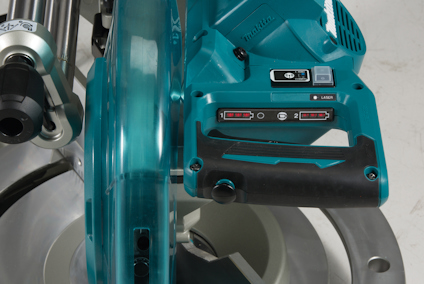 Batteridriven kap- och gersåg med blått handtag och skydd. Visar laserinställningar och mätarmarkeringar på sågens sida.