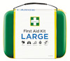 Grönt första hjälpen-kit med svart handtag, etikett med texten "First Aid Kit LARGE" och ikoner för olika skadetyp.