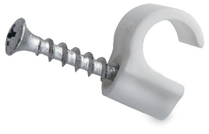 Vit plastclips med inskjuten metallskruv, används för att fixera kablar eller ledningar.