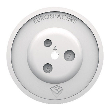 Rund, vit spikbricka med markeringar 4, 5, 6 och 7 samt texten "EUROSPACERS".