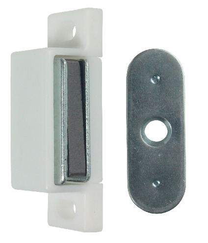 Vitt magnetlås med en rektangulär plastdel och en oval metallplatta med hål i mitten.