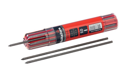 Röd och genomskinlig behållare med stiftpennor i grafit, två stift ligger bredvid. Märkt "Hultafors HRD-G 10".