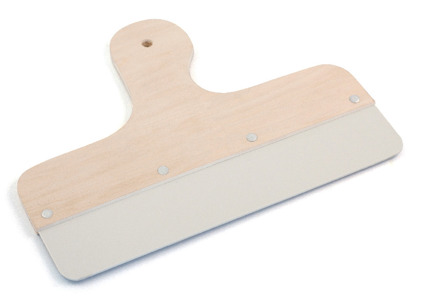 Bredspackel med ett handtag och bred plastblad, fäst med fyra nitar.